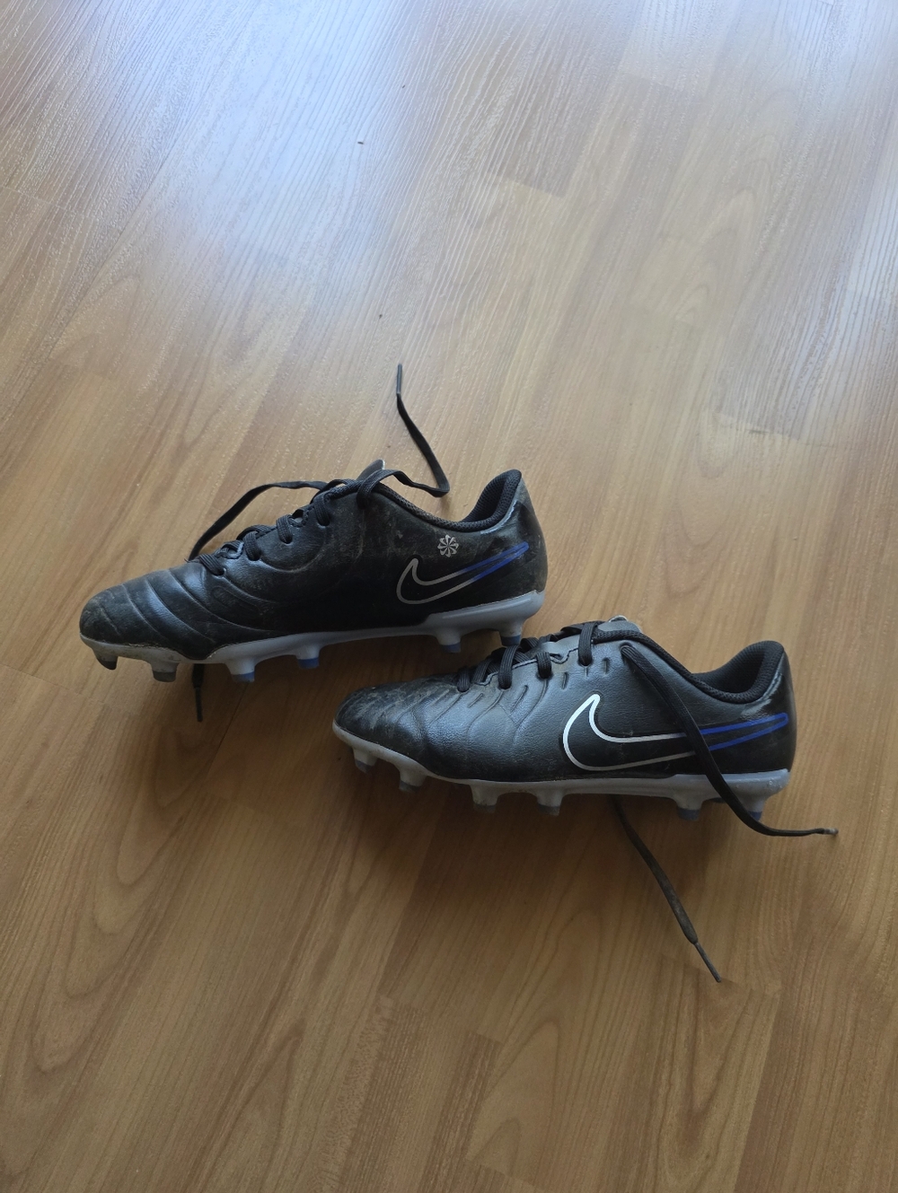 Boys Nike Black Soccer Cleats with Blue Accents (US 3Y)